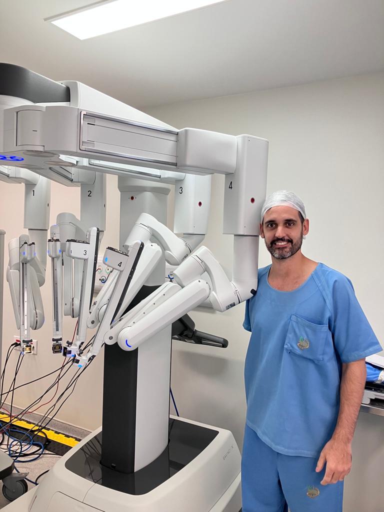 Dr. Eduardo Câmara ao lado de uma plataforma de cirurgia robótica