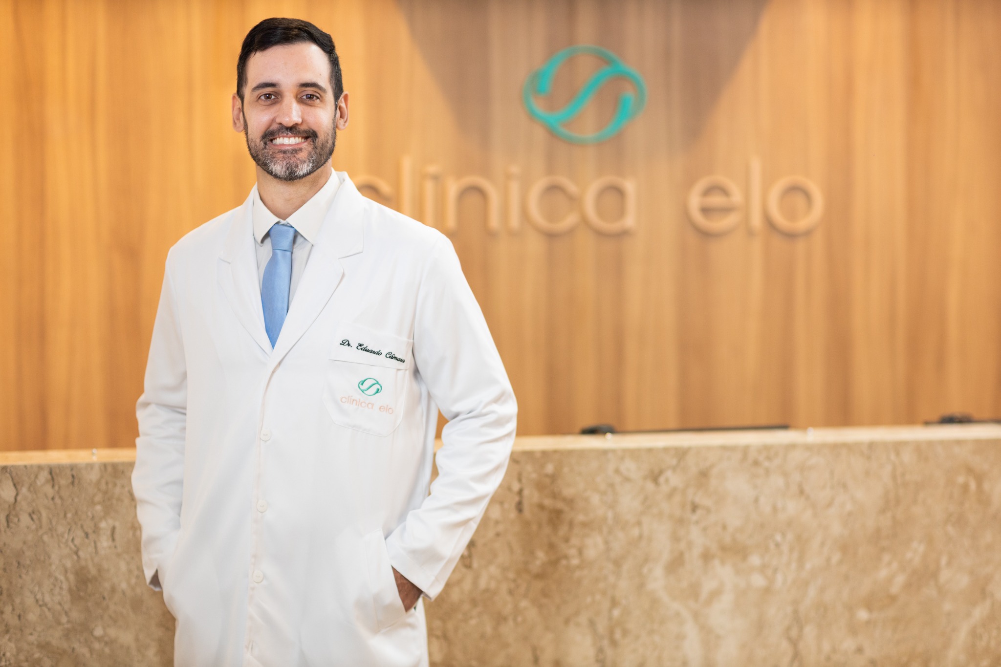 Dr. Eduardo Câmara em ambiente de atendimento
